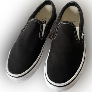 VANS SLIP ON LOWTOPS, MENS 6, WOMEN 7.5